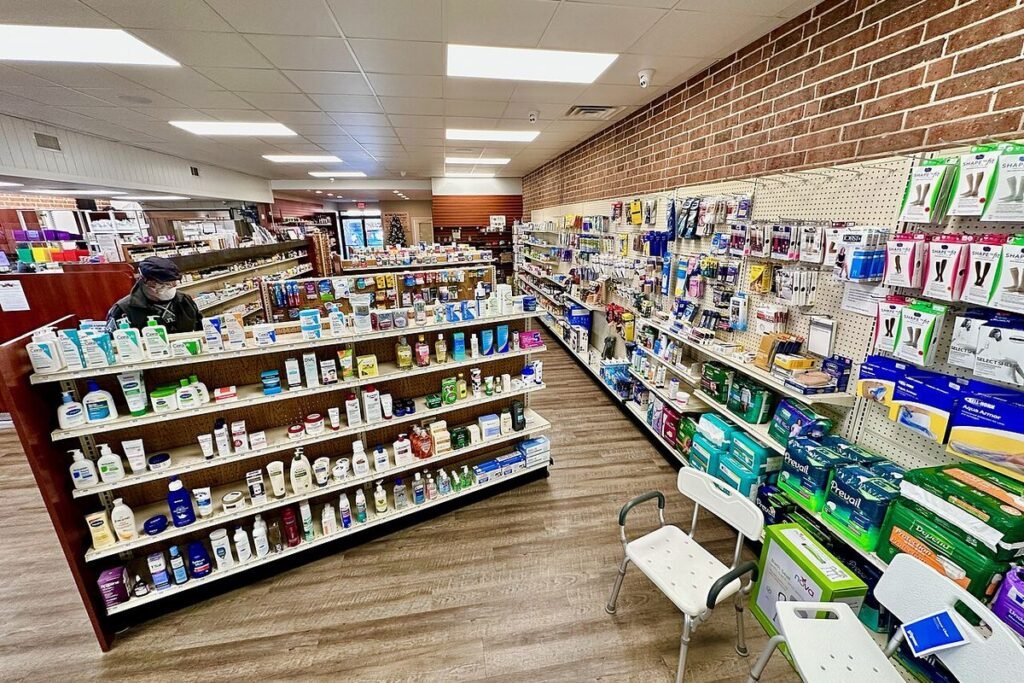 Rayons d'une pharmacie moderne garnis de produits de santé