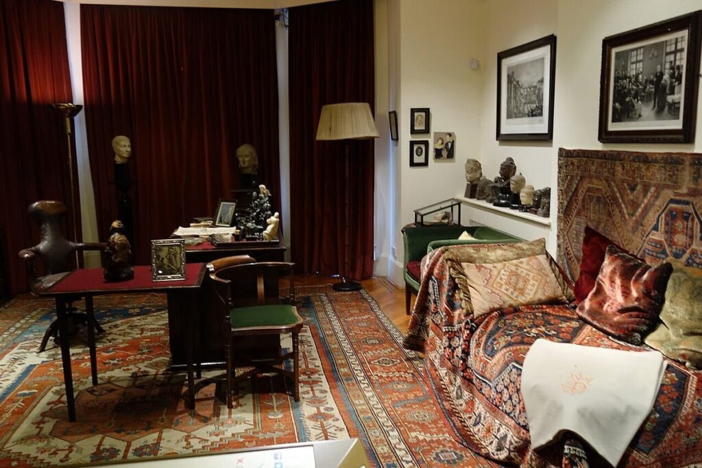 Le divan de Sigmund Freud dans son cabinet de travail à Londres