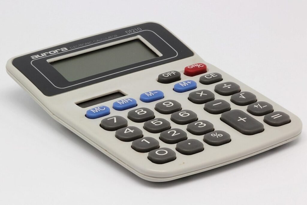 Calculatrice électronique de bureau vue en perspective